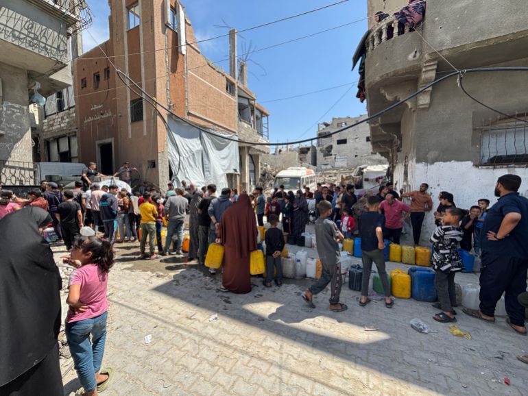 اصطفاف مواطنين بغزة على طوابير المياه / خاصة