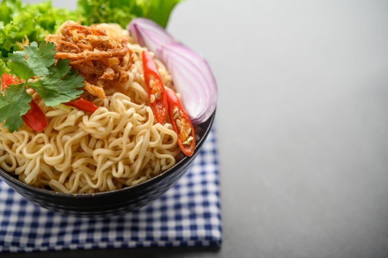 The style still life with noodles in the bowl put on a blue-white cloth. المصدر: فري بيك