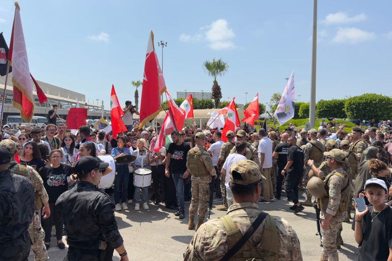 عشرات المحتشدين أمام مطار رفيق الحريري في استقبال جورج عبد الله