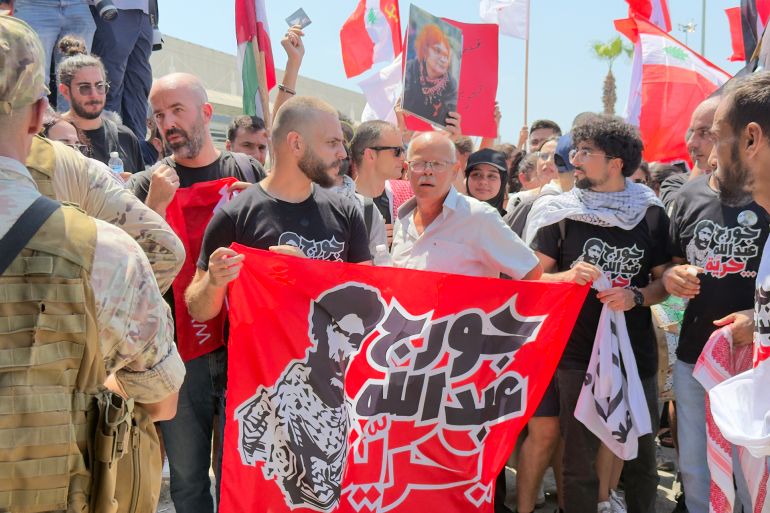 عشرات المحتشدين أمام مطار رفيق الحريري في استقبال جورج عبد الله