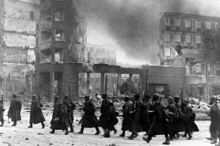 The Great Patriotic War of 1941-1945. July 1942 - February 1943 A column of Soviet soldiers is moving to new positions. The destroyed Square of the Fallen Fighters in Stalingrad وكالة الأنباء الروسية