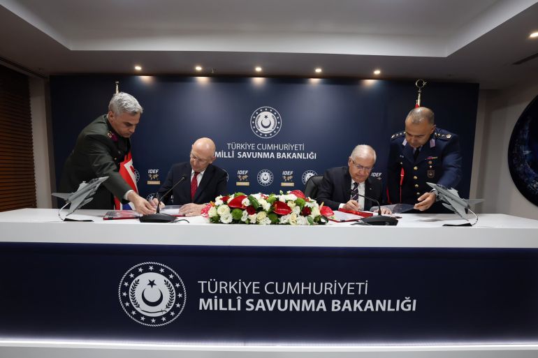 وزير الدفاع التركي يشار غولر يمين ونظيره البريطاني يسار يوقعان مذكرة تفاهم بشأن طائرة يوروفايتر تايفون اليوم وزارة الدفاع التركية
