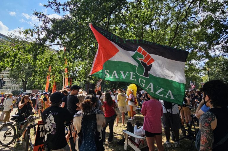 5. علم فلسطين وشعار "أنقذوا غزة" على هامش المسيرة